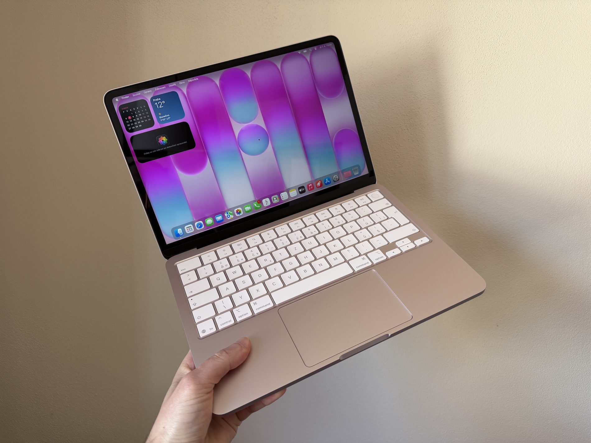 Surface Laptop Ultra đối đầu MacBook Pro: chọn máy nào cho dân chuyên?