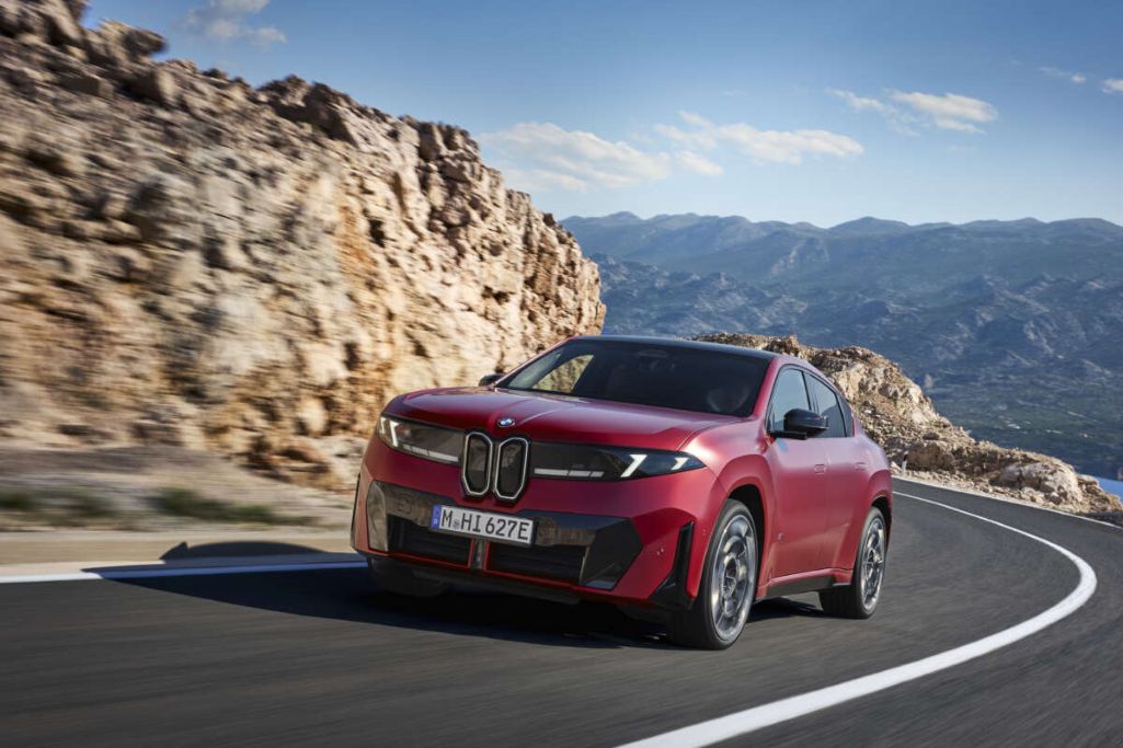 BMW iX4 điện: SUV coupe 827km thách thức đối thủ