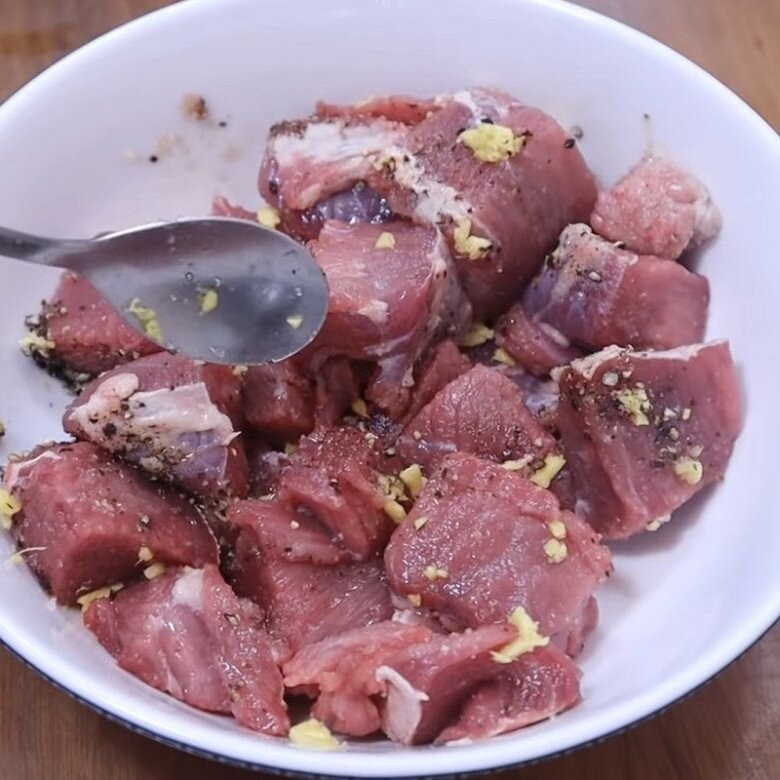 Ướp thịt bò đúng cách: Đừng để muối làm thịt dai