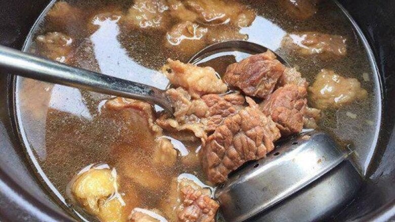 Ướp thịt bò với muối là sai lầm: bí quyết để thịt mềm mọng, không dai