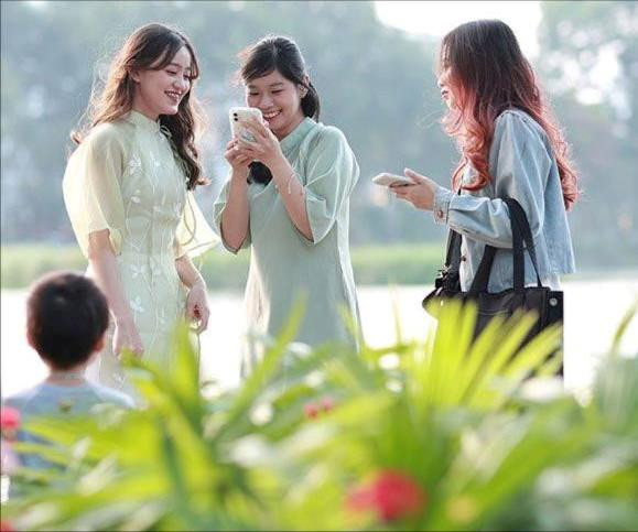 Tháng 10 Hà Nội qua ống kính: gió lạnh và ánh sáng vàng