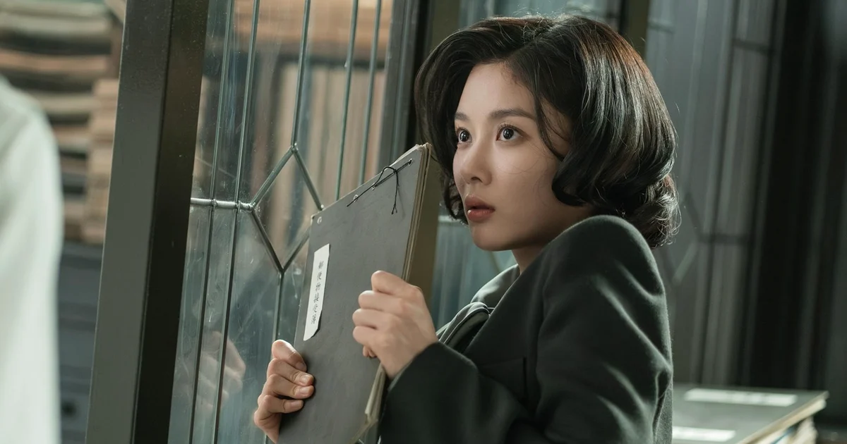 Kim Yoo Jung hóa nữ gián điệp thế kỷ XX trong ‘100 Ngày Lừa Dối’