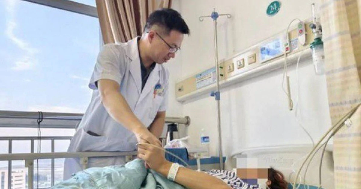 Cúi đầu dùng điện thoại hàng giờ: Khi thói quen nhỏ đe dọa cột sống cổ
