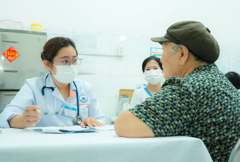 Từ gia đình đến bệnh viện: mô hình chăm sóc người cao tuổi toàn diện đang hình thành