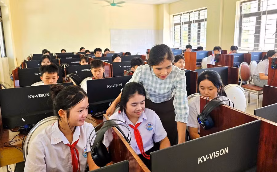 Công nghệ số mở cửa tri thức cho học sinh vùng biên