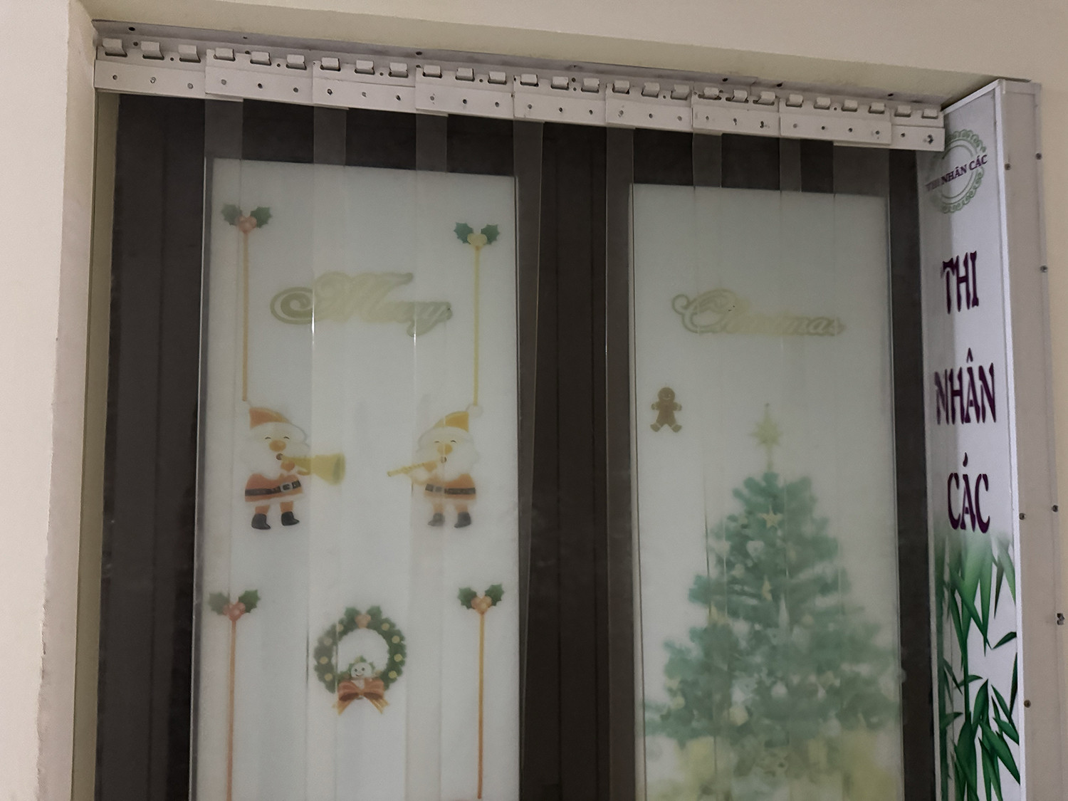 Những quán cà phê ẩn mình sau tiệm lụa và khu tập thể cũ ở phố cổ Hà Nội