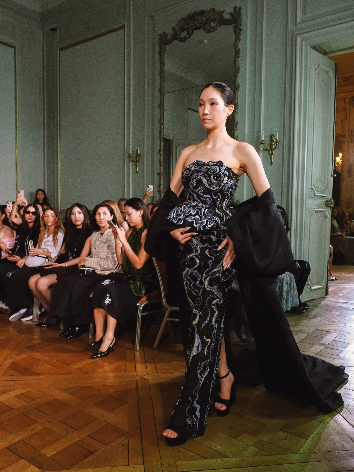 Lụa Bảo Lộc và di sản Huế trên sàn diễn Paris