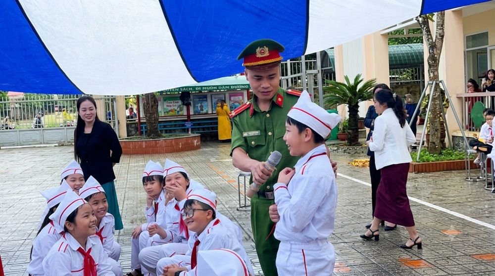 Công an vào lớp dạy trẻ dùng AI an toàn: bước ngoặt giáo dục số