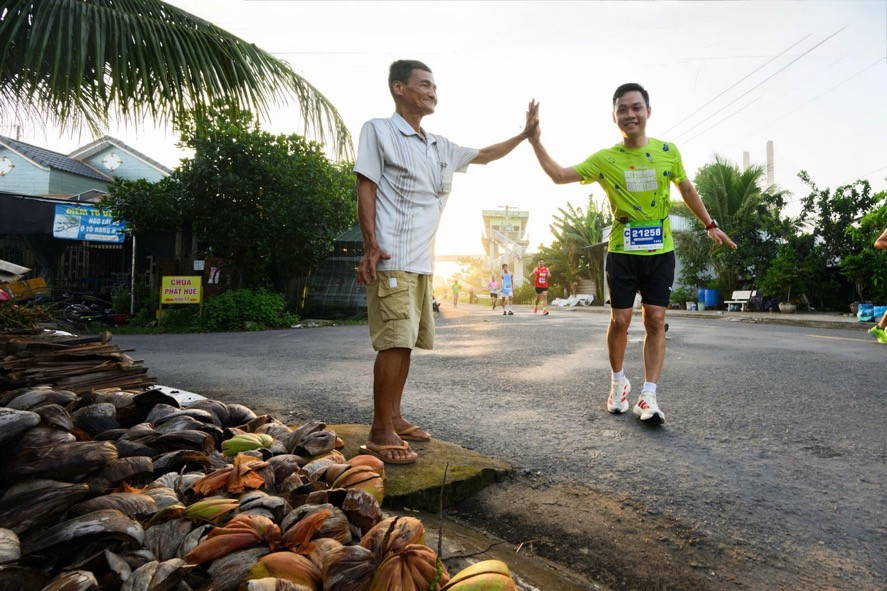 Hàng chục nghìn runner bùng nổ tại VPBank Đất Sen Hồng Music Marathon