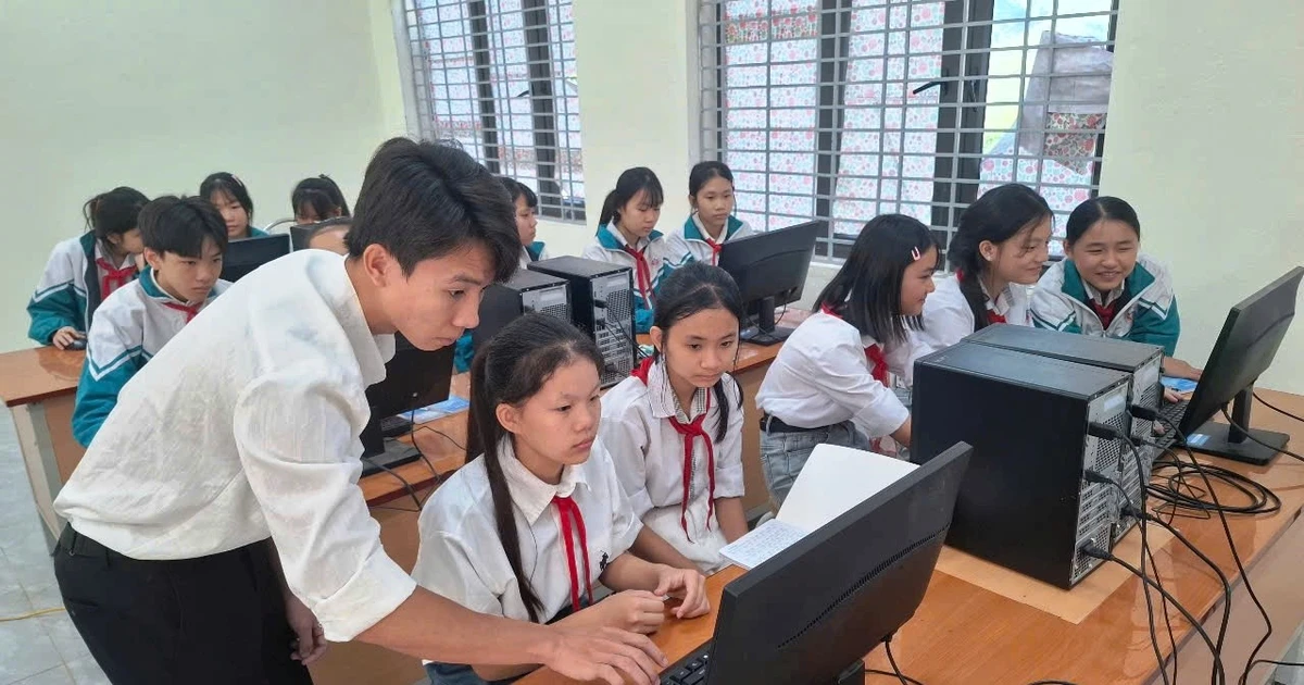 Công nghệ số mở cửa tri thức cho học sinh vùng biên