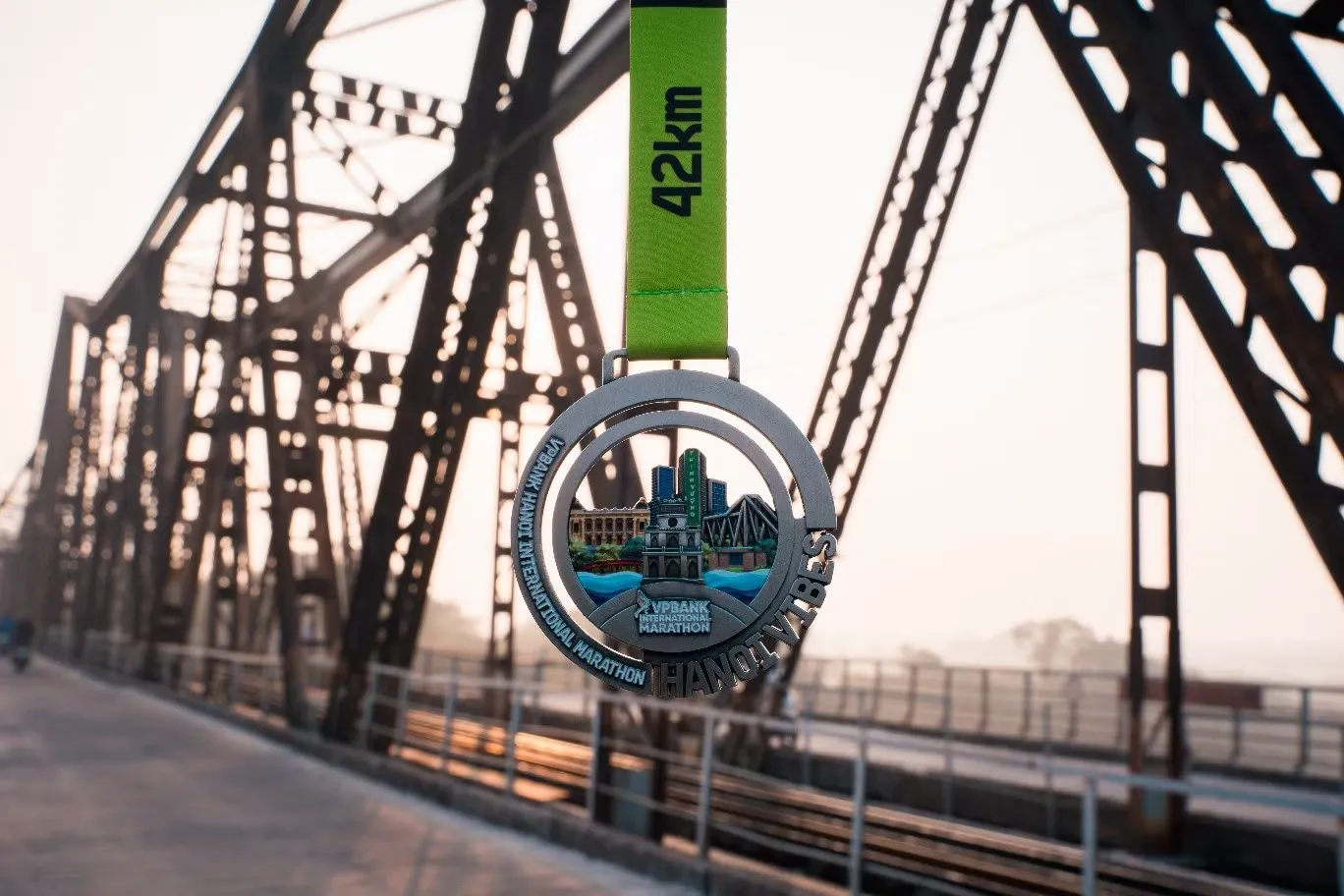 Race Kit hiện đại và huy chương xoay 360°: bước tiến của hai giải marathon lớn