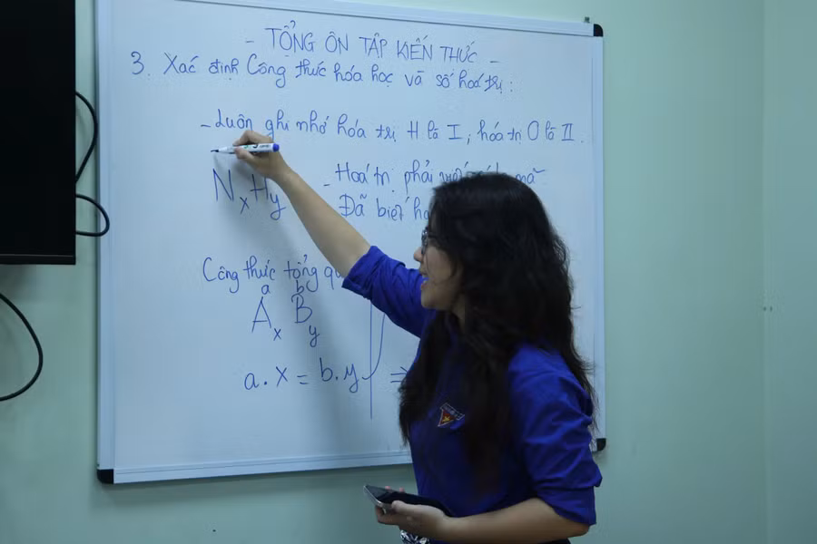 Lớp học STEM miễn phí thắp sáng đam mê khoa học cho trẻ em vùng khó khăn
