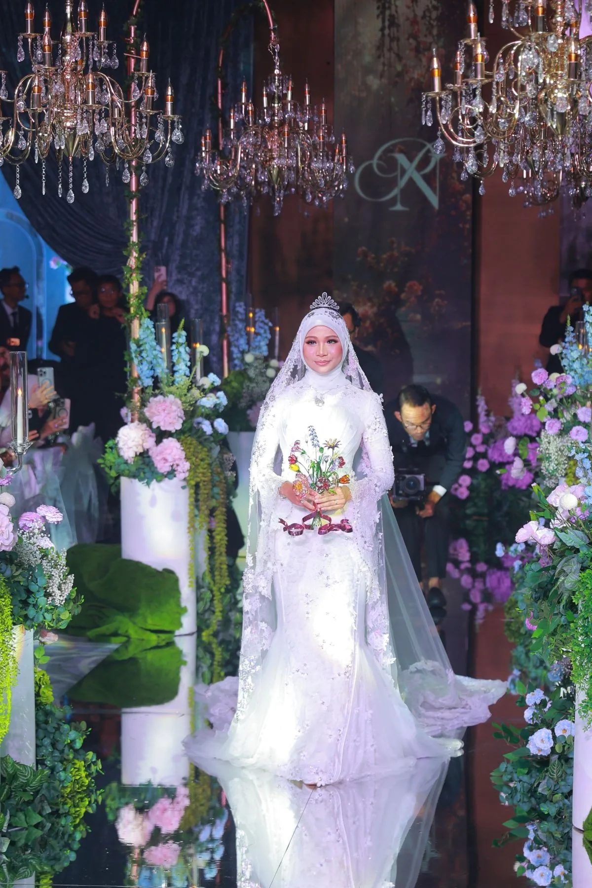 Simbol Keagamaan Dalam Gaun Pengantin Mewah