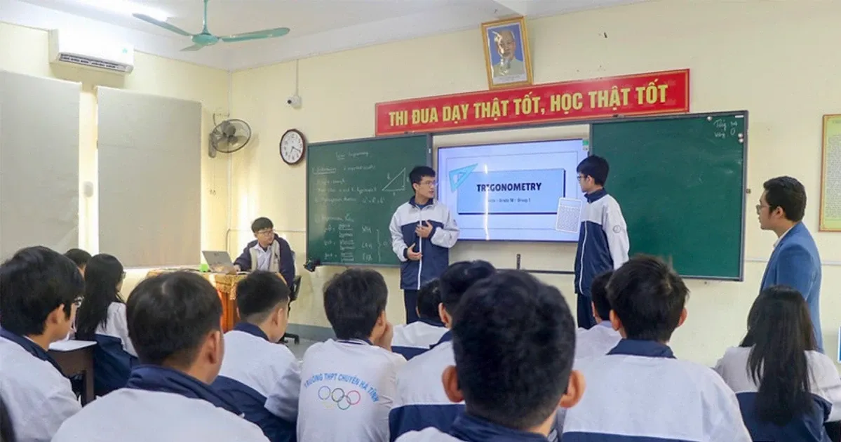 Từ môi trường song ngữ đến thực hành tự nhiên trong lớp học tiếng Anh