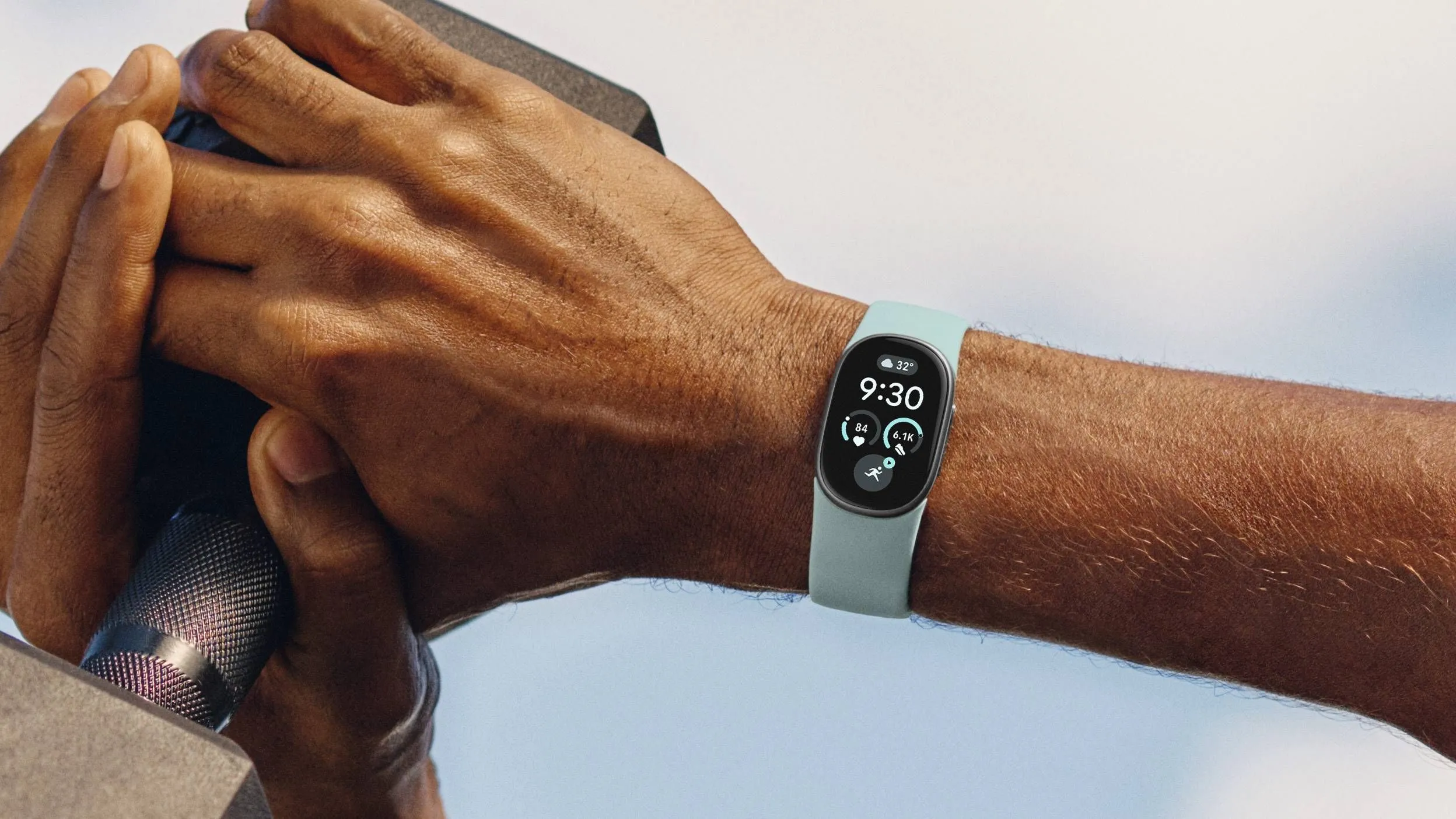 Fitbit Edge mang OLED trở lại: cú xoay hướng thông minh so với Charge 6