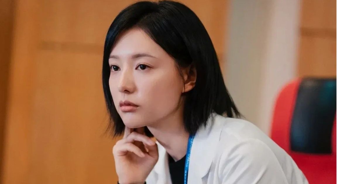 Doctor X bóc trần trò chơi quyền lực bệnh viện bằng hài đen