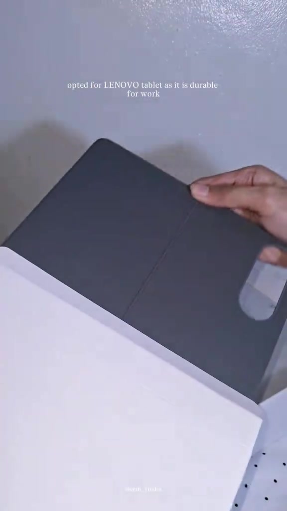 Folio keyboard Lenovo warna kelabu dikeluarkan dari kotak putih semasa unboxing