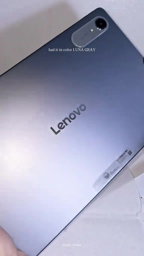 Bahagian belakang tablet Lenovo warna Luna Gray dengan logo Lenovo dan modul kamera bujur