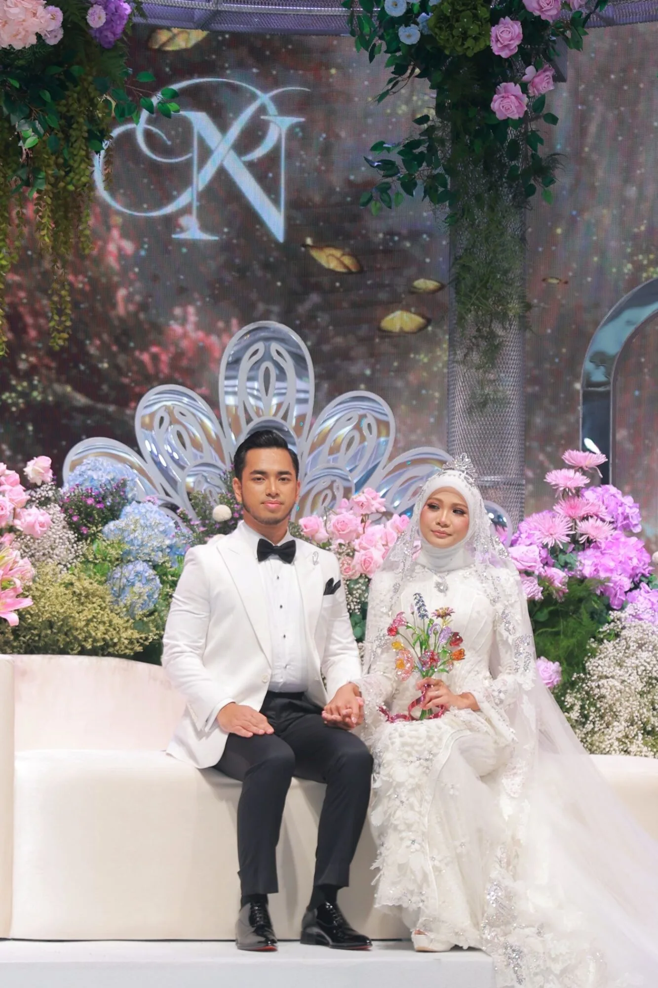 Simbol Keagamaan Dalam Gaun Pengantin Mewah