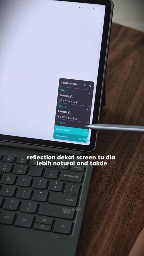 Skrin matte Idea Tab Pro Gen 2 memaparkan panel langkah penyelesaian matematik dengan hujung stylus menyentuh skrin di atas keyboard