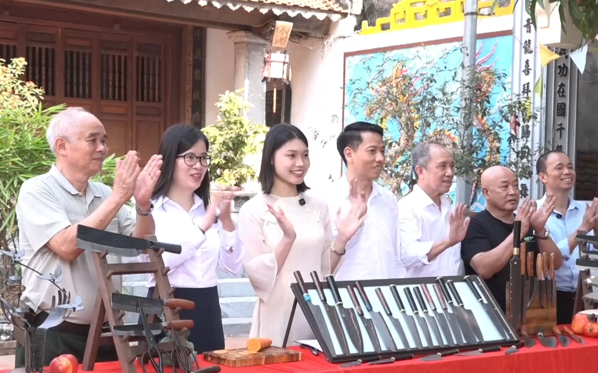 Làng nghề mộc truyền thống: khi tiếng máy hòa với tiếng đục