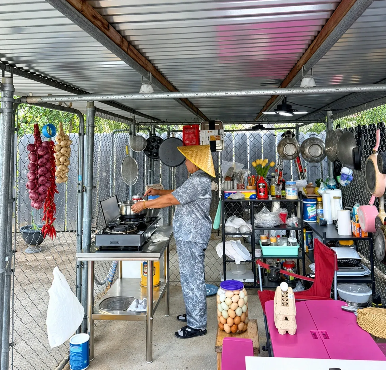 Từ gánh bánh canh đến bếp ngoài trời: sang trọng gặp dân dã