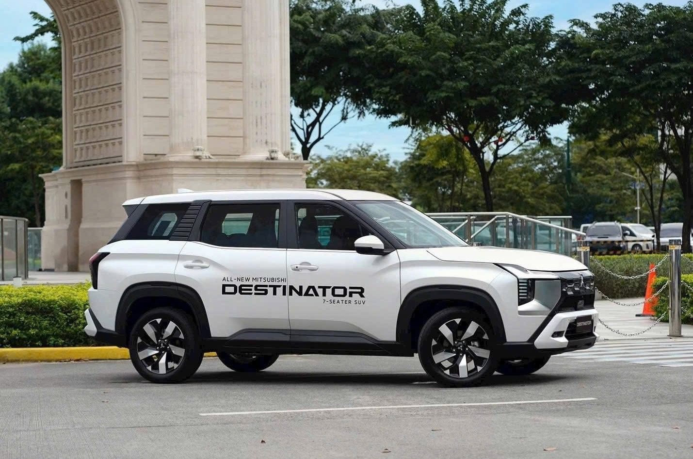 Ba mẫu xe Mitsubishi gánh 86% doanh số: người Việt đang chọn gì?