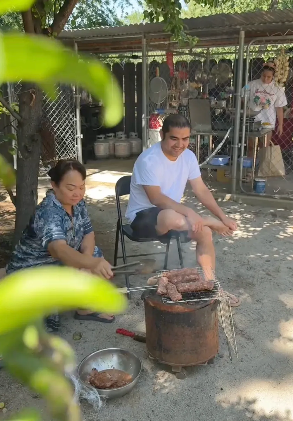Từ gánh bánh canh đến bếp ngoài trời: sang trọng gặp dân dã