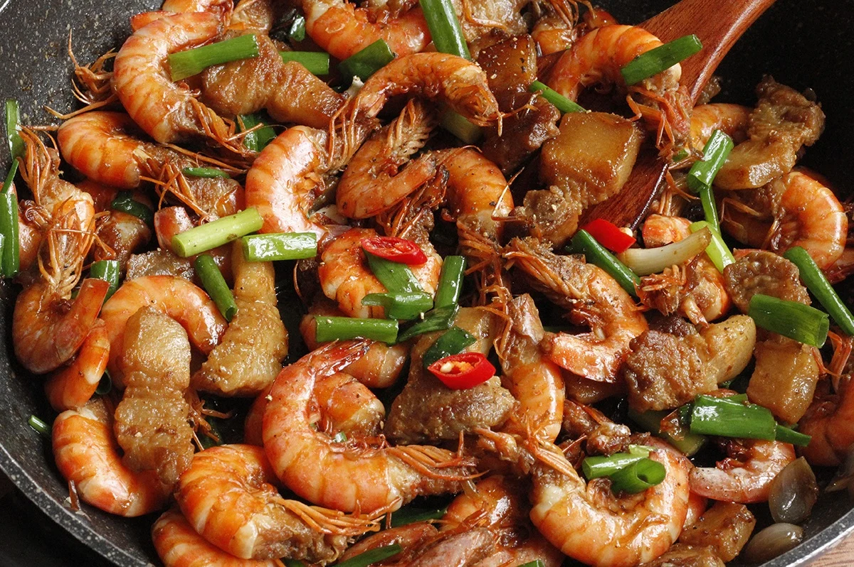 Luộc thịt chân giò trắng thơm, miếng đều tăm tắp như bếp trưởng
