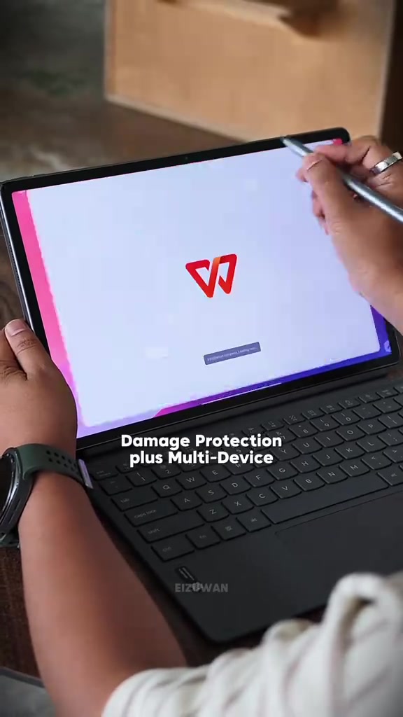 Idea Tab Pro Gen 2 dipasang pada keyboard folio dengan skrin memaparkan logo WPS dan kapsyen perlindungan kerosakan