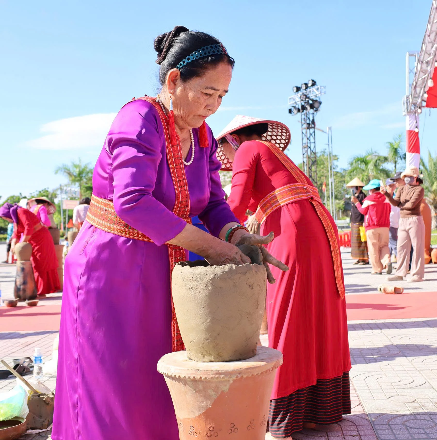 Hội thi Tay nghề làm gốm Chăm: Khi cạnh tranh giữ lửa di sản