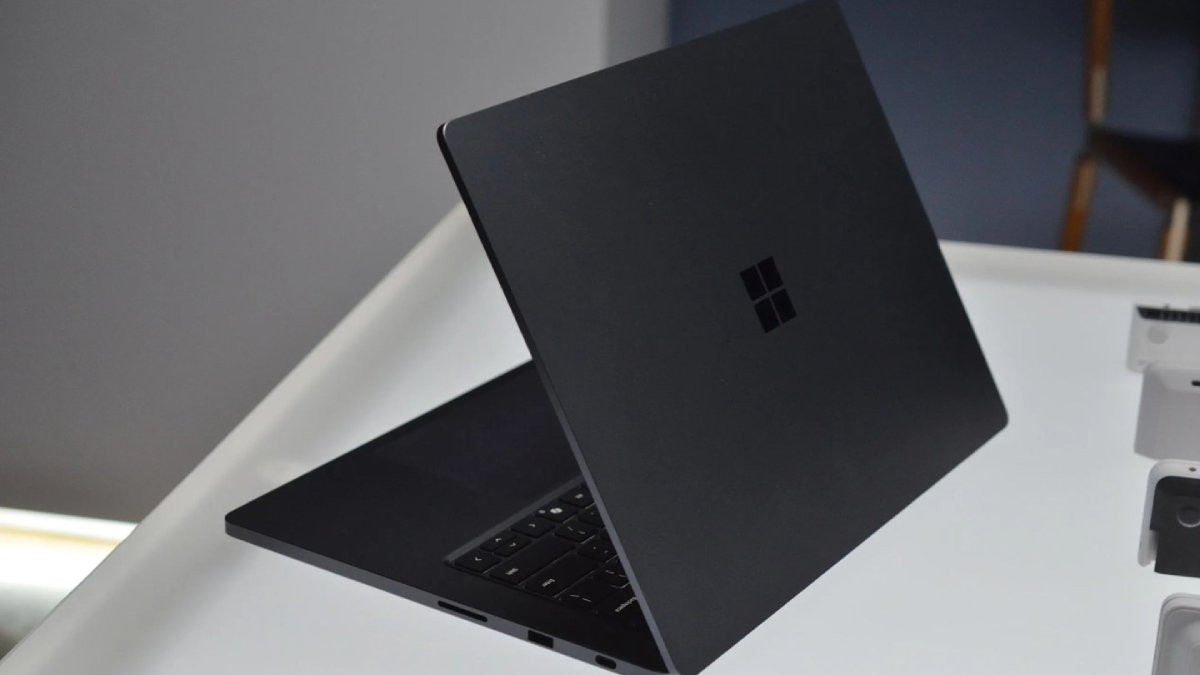Surface Laptop Ultra với GPU Blackwell: laptop xử lý AI cho ai?