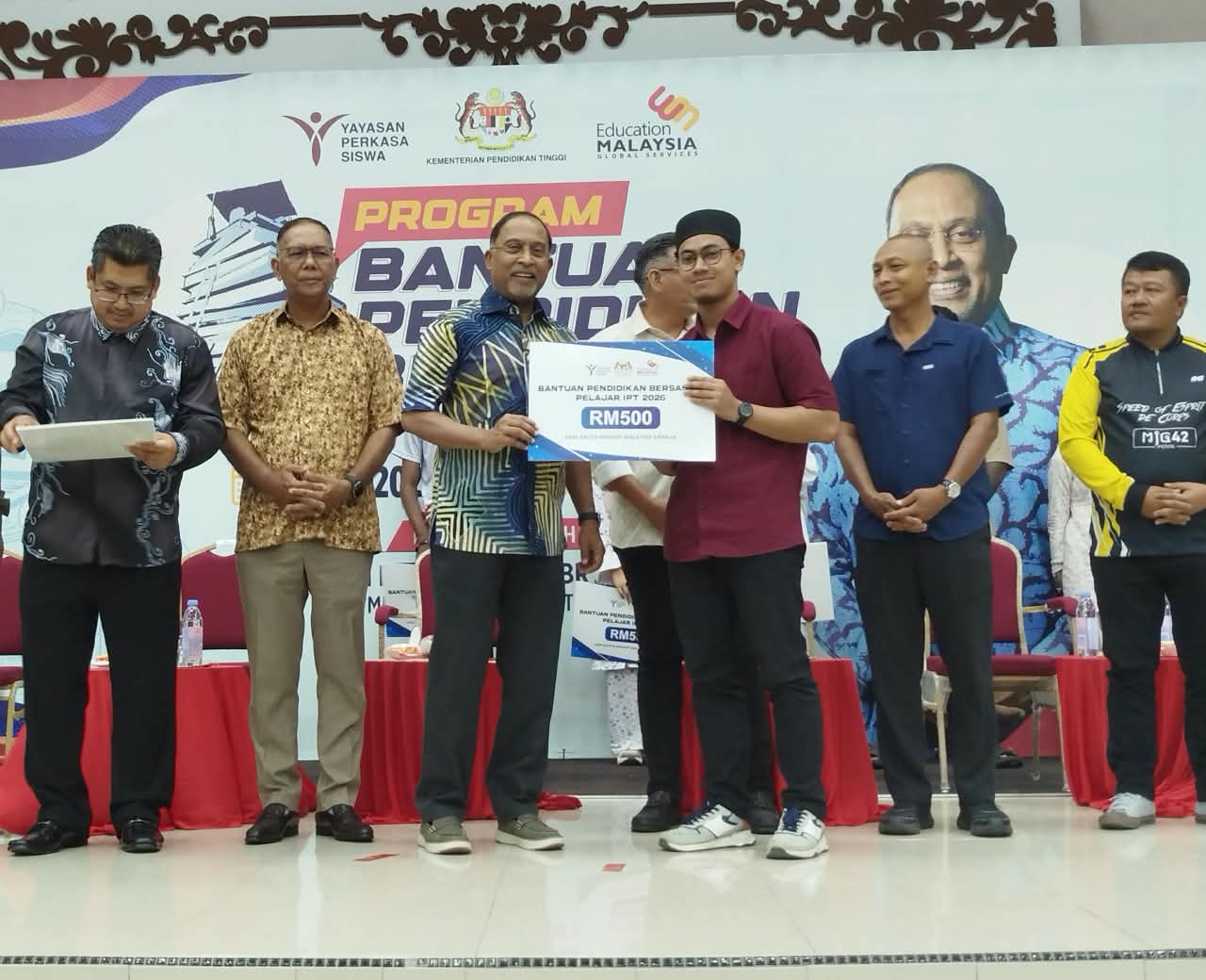 Elaun Tingkatan Enam RM2,500 dan Gaji Minimum Graduan: Cukupkah Untuk Mobiliti Sosial?
