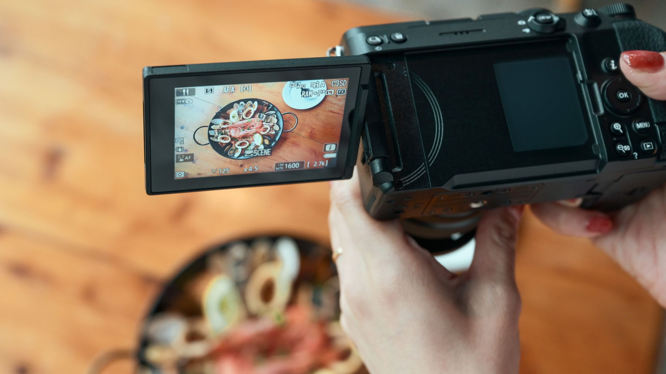 Viewfinder hay màn hình LCD: điều gì thật sự quyết định bức ảnh đẹp?