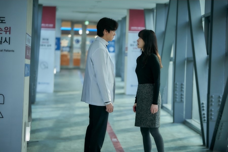 Yoo Yeon Seok và Seo Hyun Jin thổi bùng căng thẳng tâm lý trong The Perfect Lie