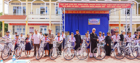 Cách cộng đồng và doanh nghiệp đỡ đầu học sinh khó khăn tiếp cận giáo dục