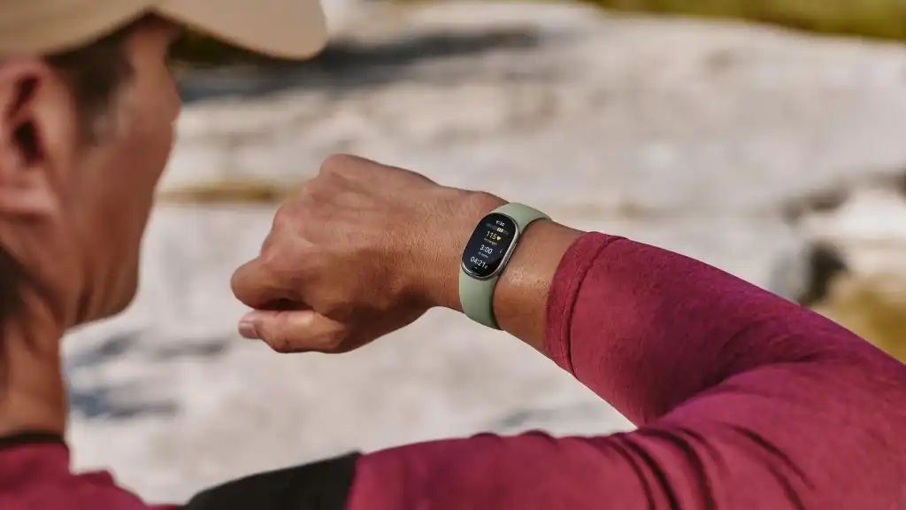 Fitbit Edge: Pin thay được nhưng mất điểm trước Charge 6
