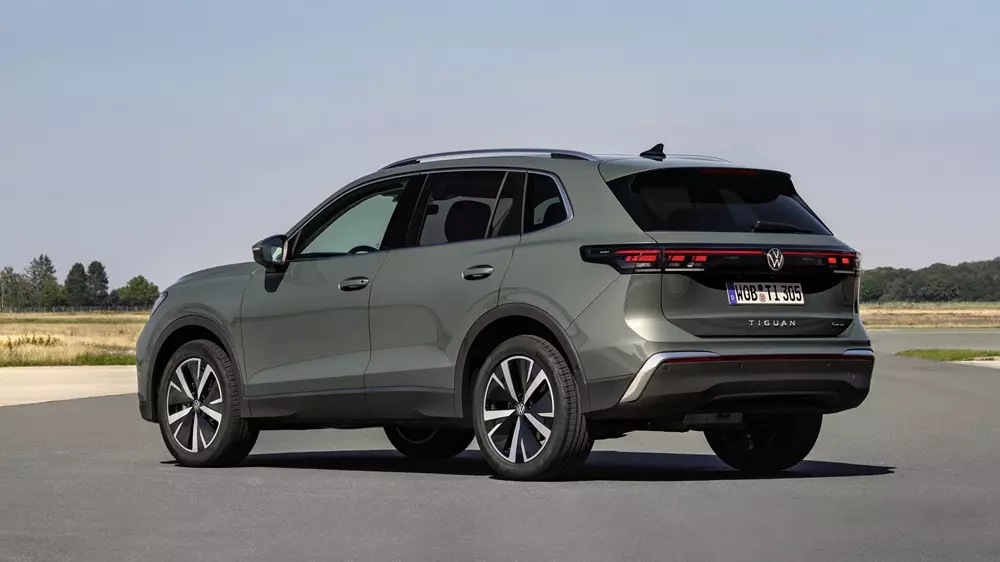 Volkswagen Tiguan giá 1,3 tỷ: cơ hội hay bất lợi trong SUV hạng C?