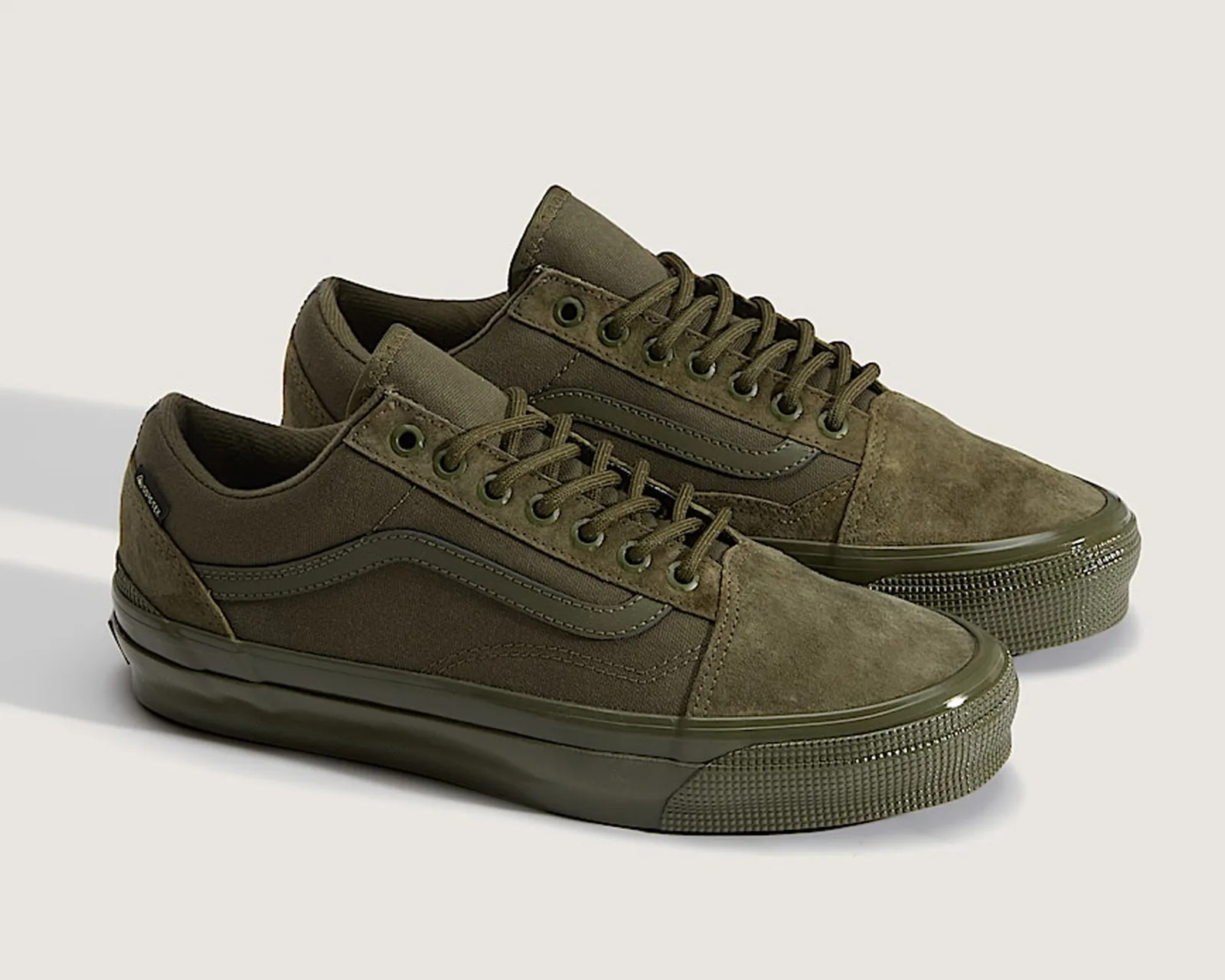 Giày Sneaker Retro 90s và 2000s Trở Lại Mạnh Mẽ: Từ Nike Đến Vans