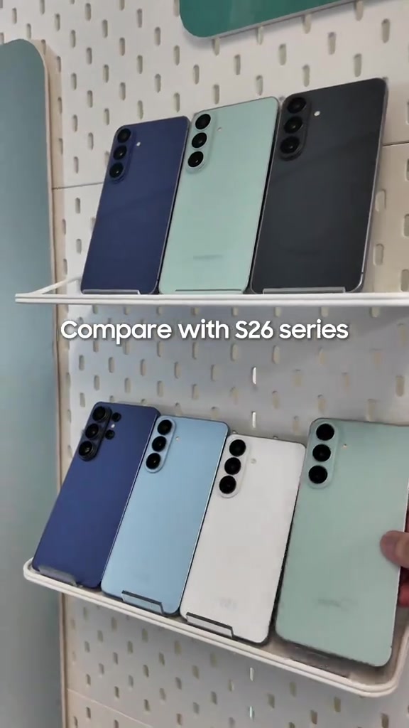 Deretan unit Galaxy S26 FE pelbagai warna tersusun di rak display kedai