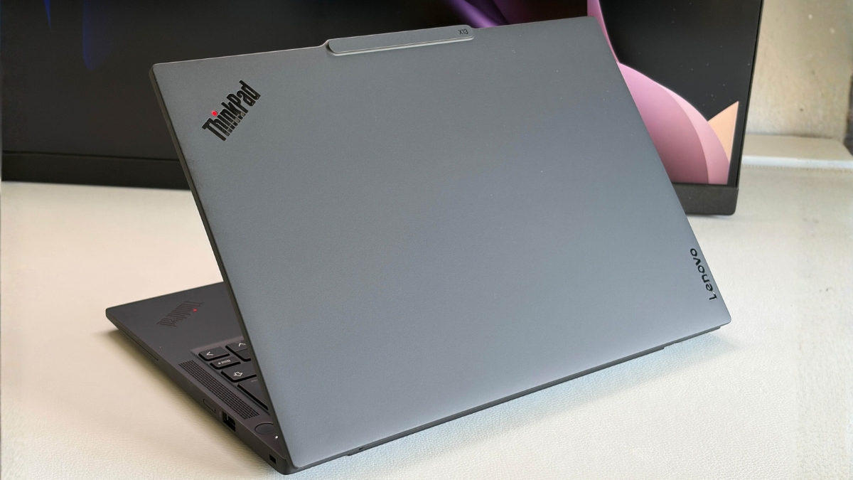 Lenovo ThinkPad X13 Gen 7 AMD vs T14s Gen 6: chọn laptop kinh doanh nào?