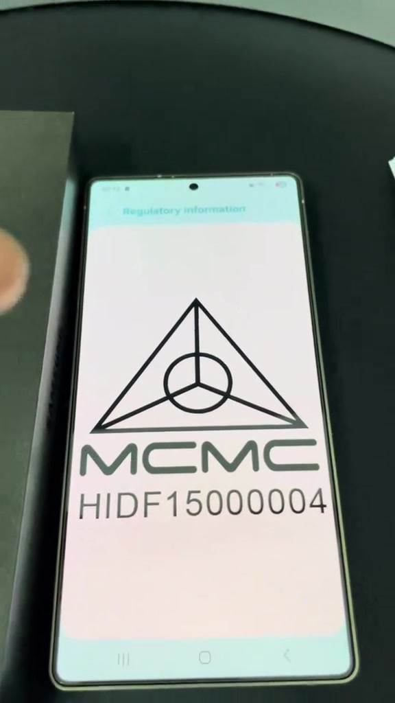 Skrin phone menunjukkan halaman Regulatory information dengan label MCMC dan nombor HIDF15000004