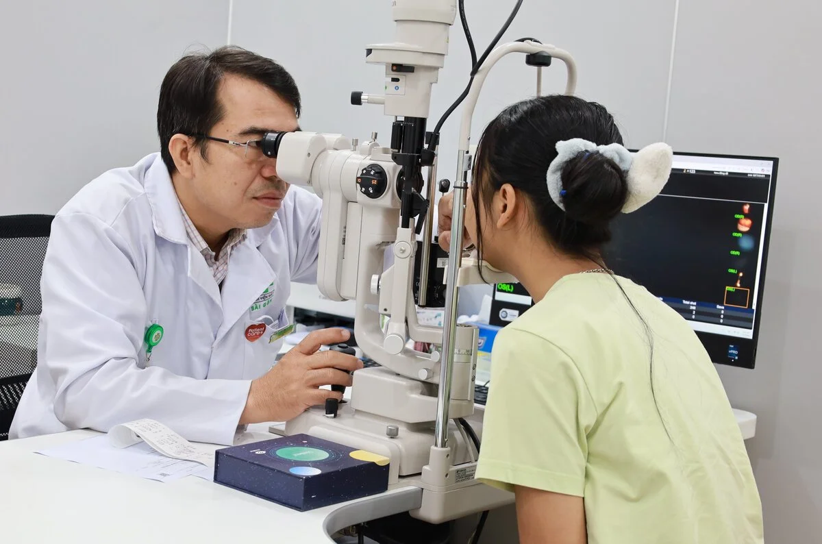 Ngừa cận thị ở tuổi học đường: cha mẹ cần làm gì ngay?