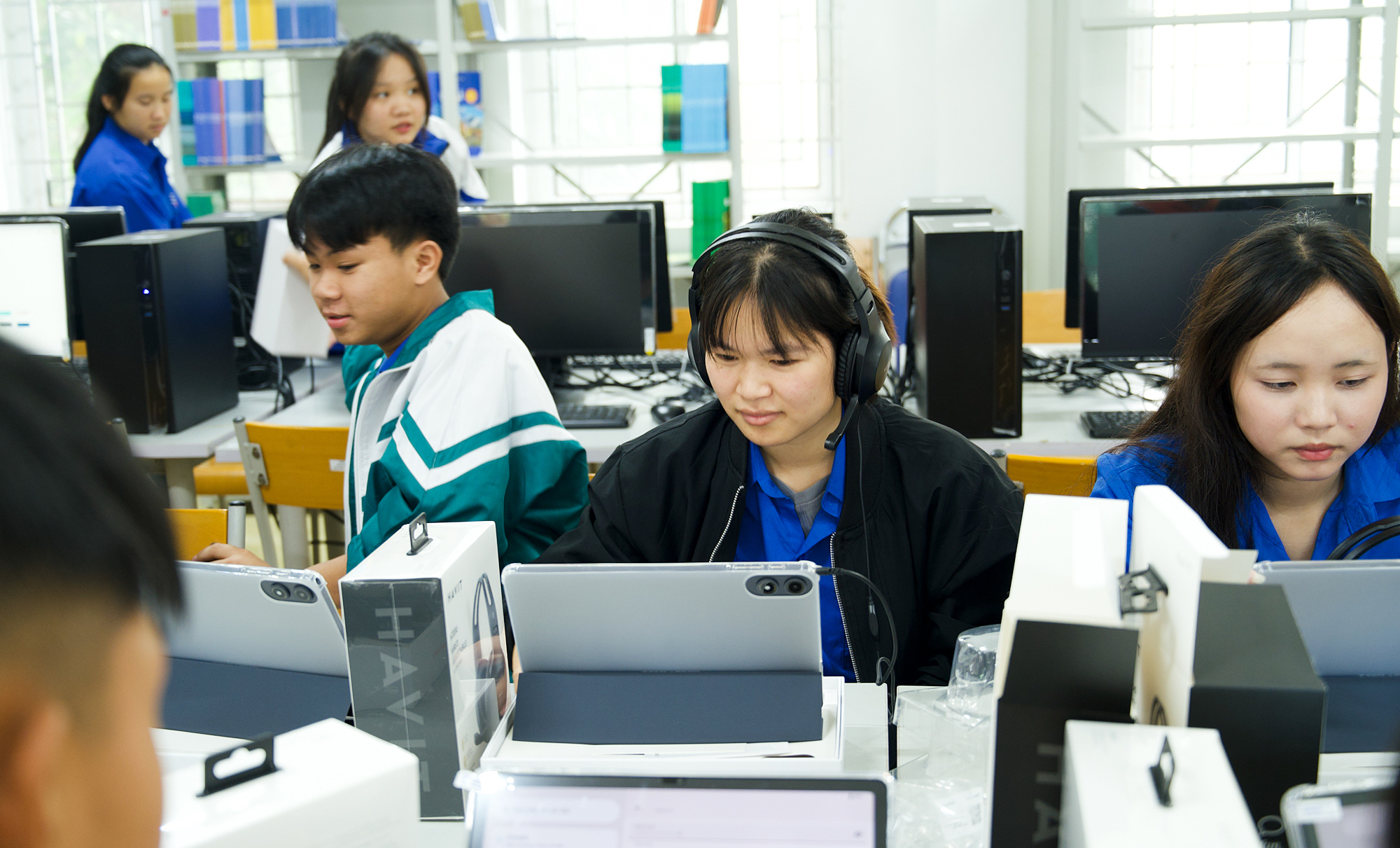 Thư viện lưu động mang sách và công nghệ đến học sinh vùng sâu
