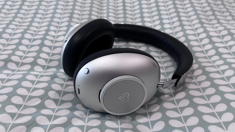 Technics EAH-A1000 vs Loewe Leo: Cuộc đối đầu tai nghe over-ear cao cấp