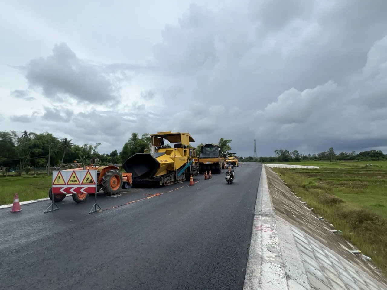 Giải phóng mặt bằng kéo dài và nút thắt hạ tầng miền Trung