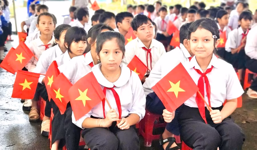 Từ thí điểm đến triển khai rộng: tiếng Anh thành ngôn ngữ thứ hai ở trường phổ thông