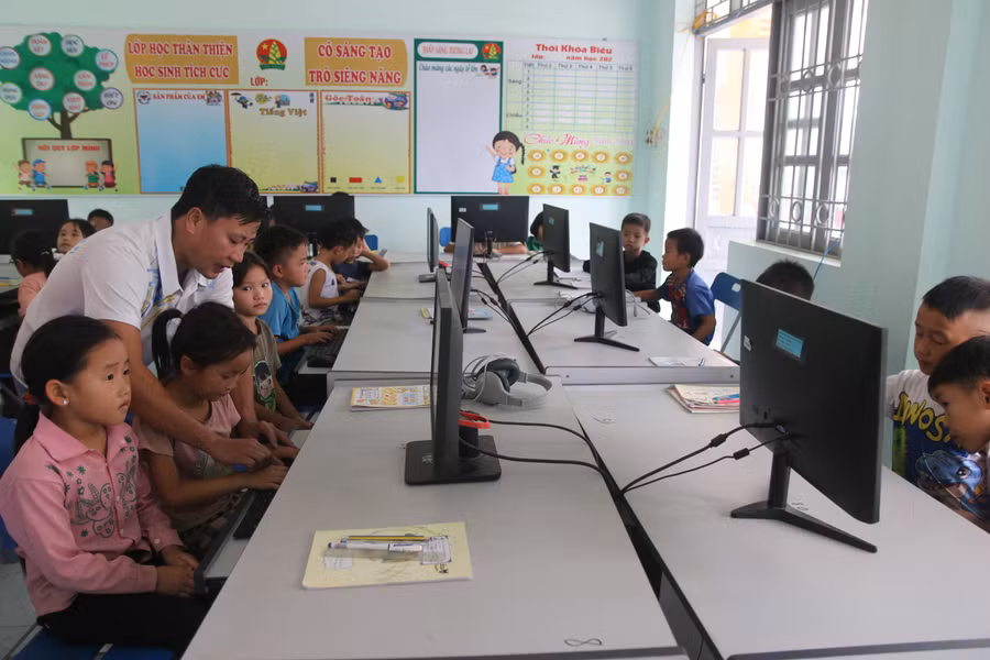 Công nghệ số ở trường học vùng quê: Bước tiến dài nhưng không dễ
