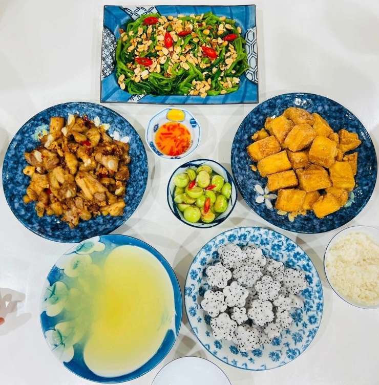 Mâm cơm gia đình Hà Nội: Bữa ăn thành câu chuyện tình thân và giáo dục