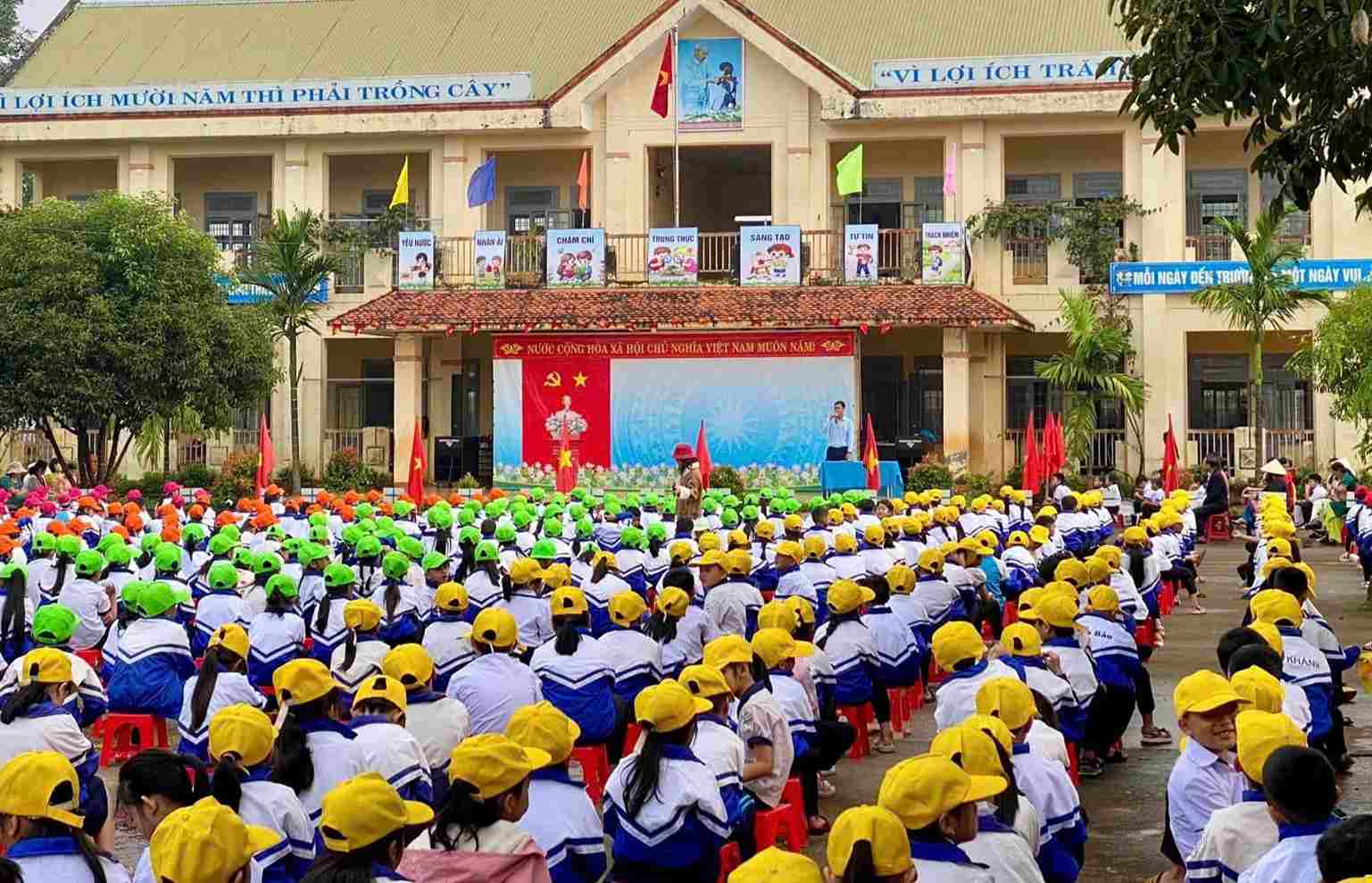 Đường dây nóng giáo dục: Cơ hội chấn chỉnh dạy thêm và các khoản thu trái phép